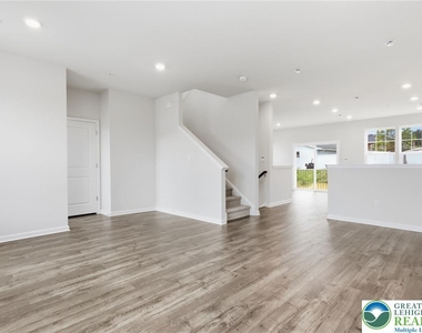1074 Meadowlark Drive - Photo Thumbnail 4
