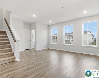 1076 Meadowlark Drive - Photo Thumbnail 4