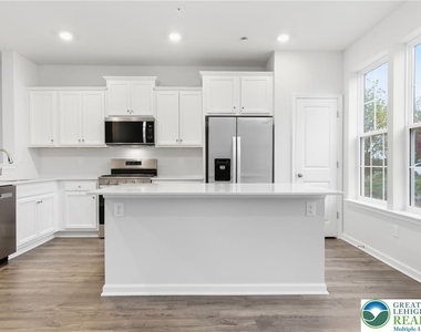 1076 Meadowlark Drive - Photo Thumbnail 8