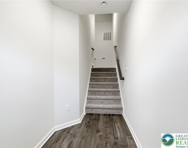 1076 Meadowlark Drive - Photo Thumbnail 2