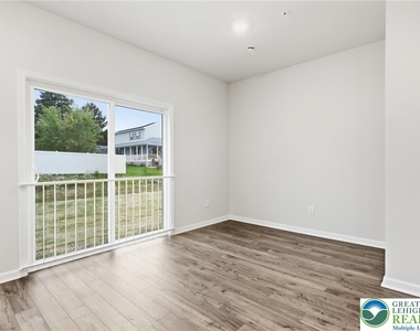 1076 Meadowlark Drive - Photo Thumbnail 12
