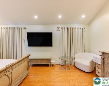 2210 Greenwood Road - Photo Thumbnail 28