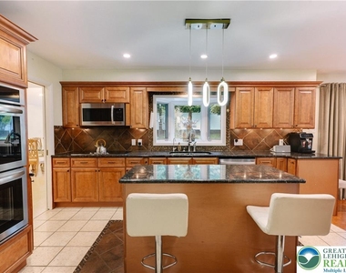 2210 Greenwood Road - Photo Thumbnail 6