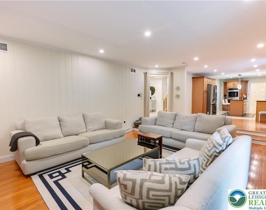 2210 Greenwood Road - Photo Thumbnail 13