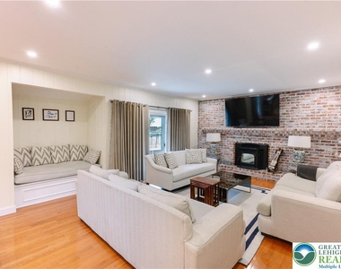 2210 Greenwood Road - Photo Thumbnail 11