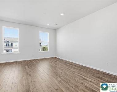 1080 Meadowlark Drive - Photo Thumbnail 3