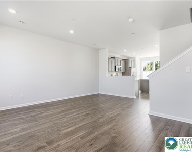 1080 Meadowlark Drive - Photo Thumbnail 6