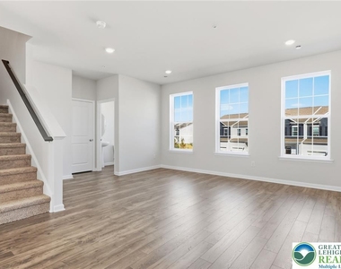 1082 Meadowlark Drive - Photo Thumbnail 4