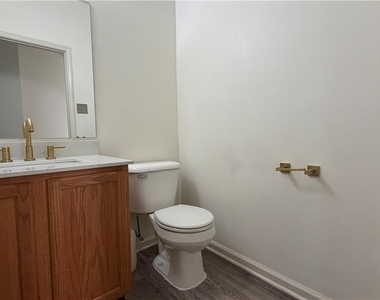8100 Cross Creek Circle W - Photo Thumbnail 14