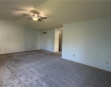 8100 Cross Creek Circle W - Photo Thumbnail 18
