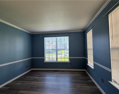 8100 Cross Creek Circle W - Photo Thumbnail 7