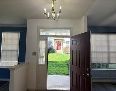 8100 Cross Creek Circle W - Photo Thumbnail 5