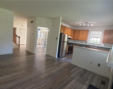 8100 Cross Creek Circle W - Photo Thumbnail 10