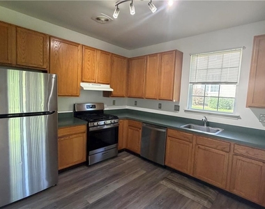 8100 Cross Creek Circle W - Photo Thumbnail 11
