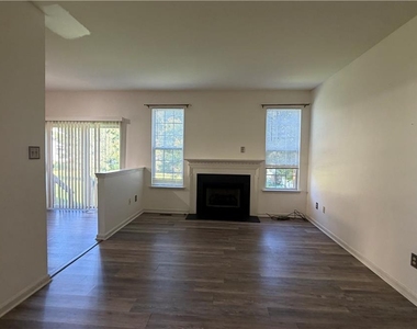 8100 Cross Creek Circle W - Photo Thumbnail 9