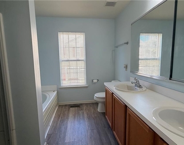 8100 Cross Creek Circle W - Photo Thumbnail 20