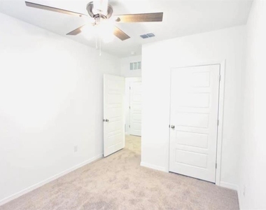 2947 Canary Avenue - Photo Thumbnail 5