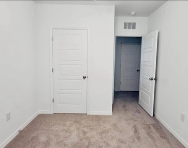2947 Canary Avenue - Photo Thumbnail 7