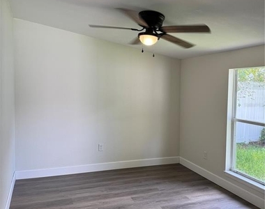 5600 Revelwood Loop - Photo Thumbnail 4