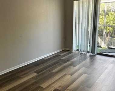 121 Oyster Bay Circle - Photo Thumbnail 4