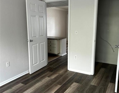 121 Oyster Bay Circle - Photo Thumbnail 5
