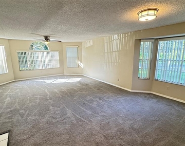 2727 N Poinciana Boulevard - Photo Thumbnail 9
