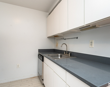 924 Metropolitan Ave - Photo Thumbnail 4