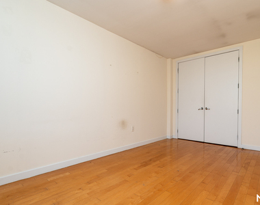 924 Metropolitan Ave - Photo Thumbnail 16