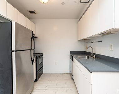 924 Metropolitan Ave - Photo Thumbnail 2