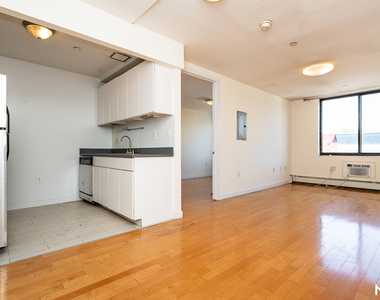 924 Metropolitan Ave - Photo Thumbnail 3