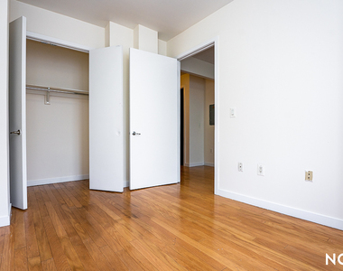 924 Metropolitan Ave - Photo Thumbnail 8