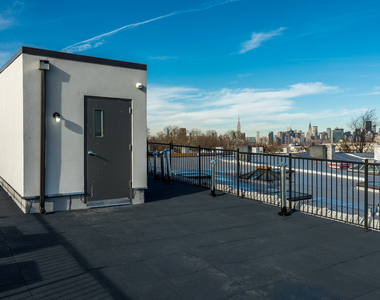 228 Kingsland Ave - Photo Thumbnail 2