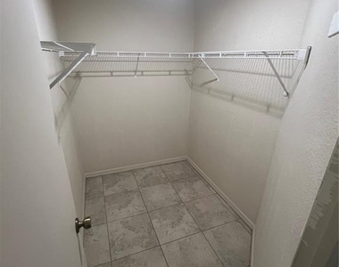 33 Orlando Boulevard - Photo Thumbnail 10