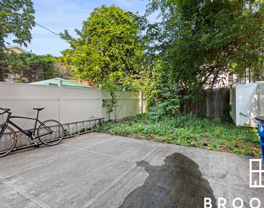 659 Hancock St - Photo Thumbnail 9