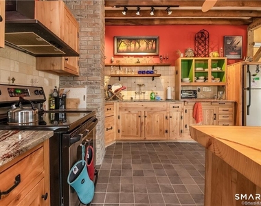 451 Main Street - Photo Thumbnail 7
