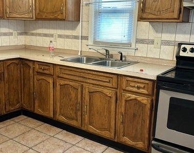 42 Girard Avenue - Photo Thumbnail 4