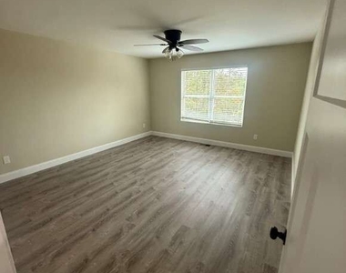 375 Grand Oak Lane - Photo Thumbnail 5