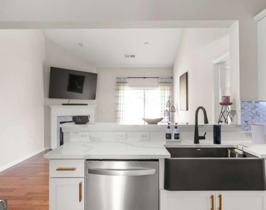 18 Singleton Way - Photo Thumbnail 6