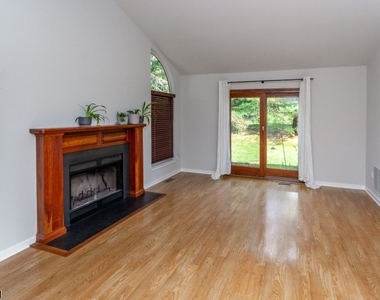 325 Greenfield Rd - Photo Thumbnail 2