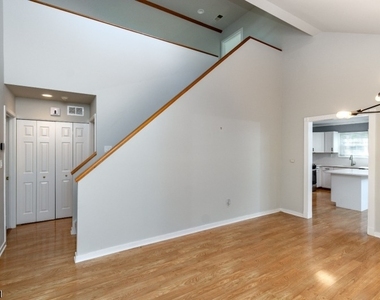 325 Greenfield Rd - Photo Thumbnail 4