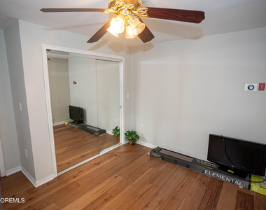 12 Jacobson Street - Photo Thumbnail 17
