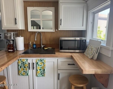 40 Waterman Ave #b Avenue - Photo Thumbnail 9