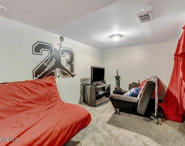 663 Kennedy Street - Photo Thumbnail 16