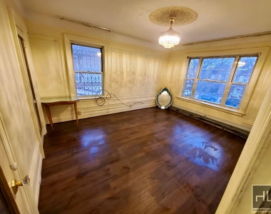 8015 21 Avenue - Photo Thumbnail 5