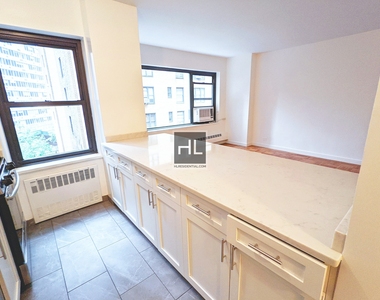 East 55 Street - Photo Thumbnail 2