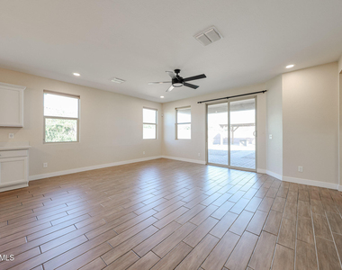 5121 N 81st Avenue - Photo Thumbnail 7