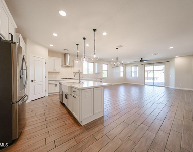 5121 N 81st Avenue - Photo Thumbnail 3