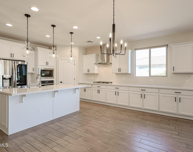 5121 N 81st Avenue - Photo Thumbnail 8