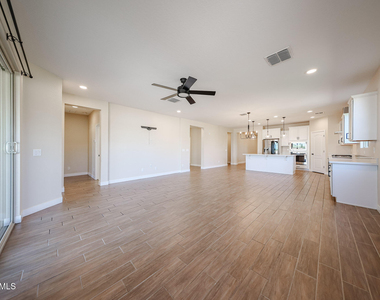 5121 N 81st Avenue - Photo Thumbnail 5