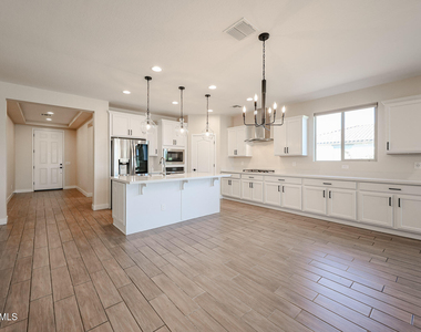 5121 N 81st Avenue - Photo Thumbnail 9